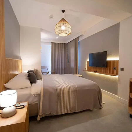 Club-e Hotel 3*