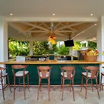Club-e Otel 4*