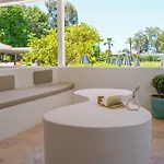 Club-e Otel 4*