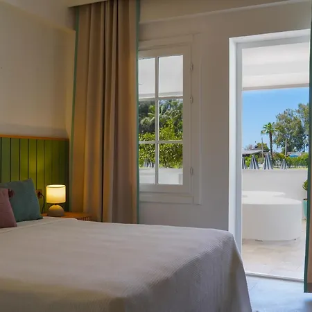 Club-e Hotel 3*