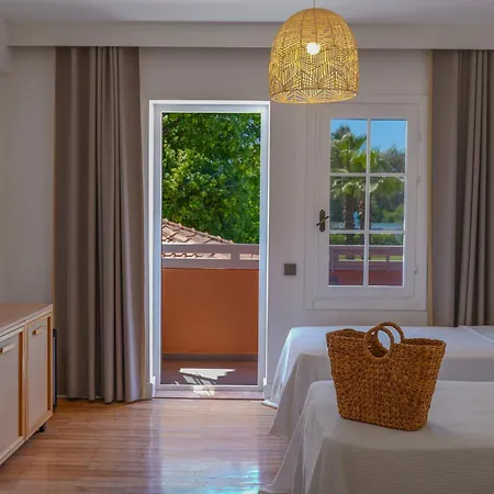 Hotel Club-e 3*