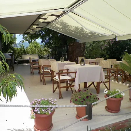Club-e Ξενοδοχείο 4*