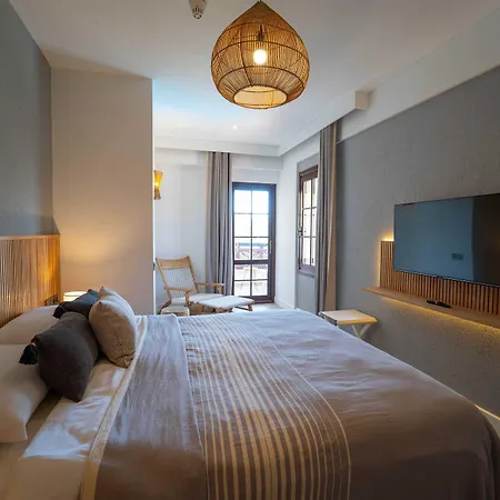 Club-e Hotel 4*
